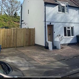 Sandown Cottage In Esher Exterior photo