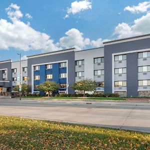 Best Western Plus Milwaukee West Hotel Exterior photo