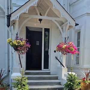 Claridge House Bed and Breakfast Lingfield Exterior photo