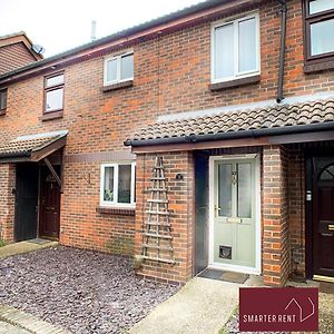 2 Bed House with Garden, Woking Appartement Chobham  Exterior photo