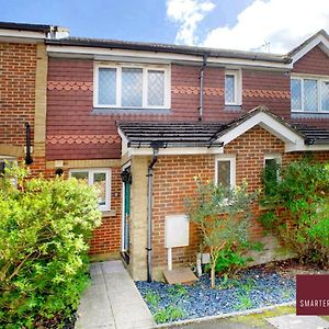 Knaphill, Woking - 2 Bedroom House - Garden&Parking Brookwood Exterior photo