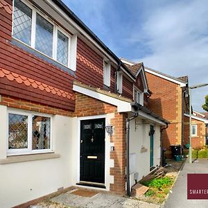 Knaphill, Woking - 3 Bed House - With Garden Appartement Brookwood Exterior photo