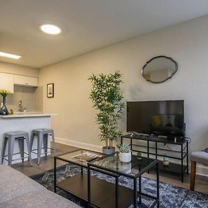 Landing Modern Apartment With Amazing Amenities Id1804X58 Sint-Petersburg Exterior photo