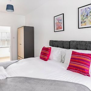 Impressive 4 Bed House Sleeps 8 Private Parking, Fast Wifi 2X Smart Tvs Netflix & Foosball, Business Travellers Relocaters Leisure Welcome Appartement Haversham Exterior photo