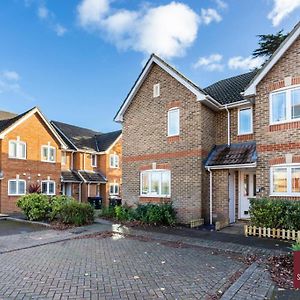 Woking, Knaphill - 2 Bed House - Parking & Garden Appartement Brookwood Exterior photo