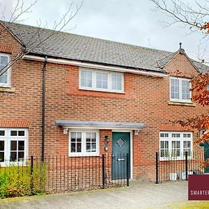 Bracknell - 2 Bedroom House With Garden Exterior photo