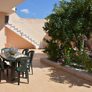 Kiki'S 3Bd Apt. With Citrus Garden & Bbq Appartement Gastuni Exterior photo