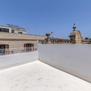 Town House In The Heart Of Luqa - Close To Malta International Airport Appartement Exterior photo