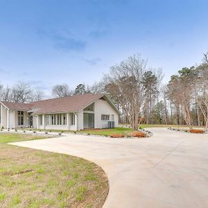 Peaceful Longview Home With Pond, 6 Mi To Downtown! Exterior photo