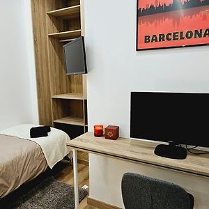 Gran Apartamento Ideal Grupos Muy Cerca Barcelona Appartement Badalona Exterior photo