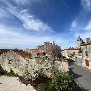 Maison Dix Tusson Bed and Breakfast Exterior photo