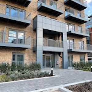 Stunning 1-Bed Apartment In London Hendon Exterior photo