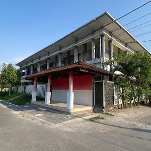 Oyo Life 93258 Kos Sahabat Hotel Mataram Exterior photo