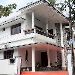 Hosted By Resmi Jayalal Appartement Kochi Exterior photo