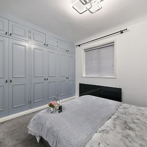 Bromley Palace - Entire 2 Bed House - Free Parking - Self Check-In Appartement Londen Exterior photo