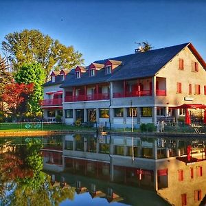 Le Lac Des Moines Hotel Condat  Exterior photo