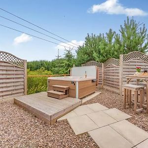 Lochinvar - Clydesdale Log Cabin With Hot Tub Villa Airdrie Exterior photo