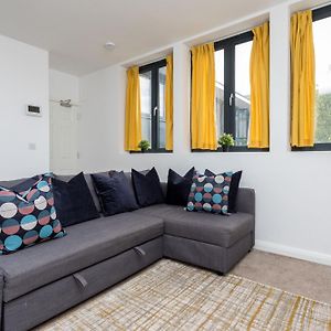 Flat 7- Spacious Studio Flat In The Heart Of Crawley Appartement Crawley  Exterior photo