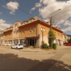 Hotel Vadaszkuert Superior Székesfehérvár Exterior photo