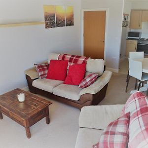 2Br Apt In Crawley W Parking - Near Gatwick Appartement Exterior photo