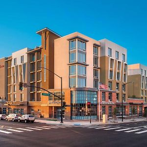 Hilton Garden Inn Burbank Los Angeles Exterior photo