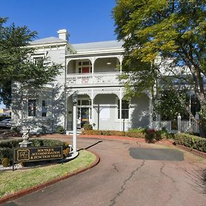 The Riversleigh Hotel Bairnsdale Exterior photo