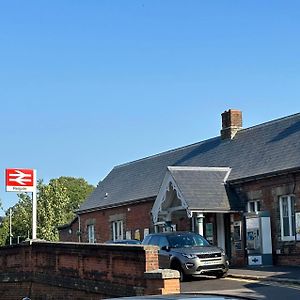 Lovely Apartment Near Gatwick Airport Reigate Exterior photo