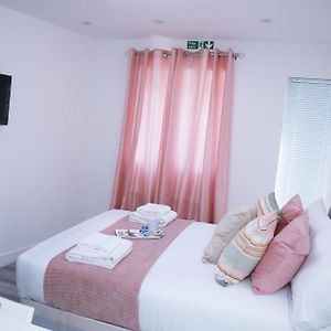 Harrow Luxury Flat With Free Parking. Appartement Londen Room photo