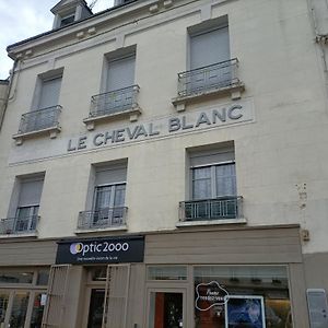 Le Cheval Blanc La Chartre Sur Le Loir Appartement Exterior photo