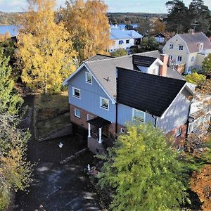 Spacious Home In Idyllic Neighbourhood, 15Min To City Sollentuna Exterior photo