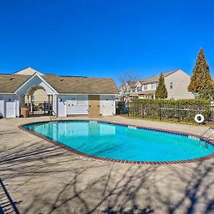 Cozy Greensboro Townhome With Community Pool And Grill Exterior photo