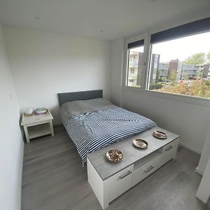 Spacious Homestay Room In A Green Suburb Of Rotterdam Exterior photo