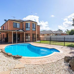 Beautiful Tarneit Family Home With Pool + Bbq Exterior photo