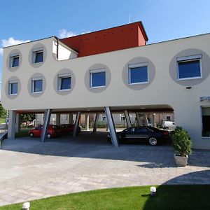 Penzion Royal Hotel Trenčín Exterior photo