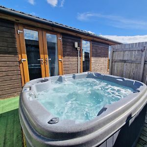 Cleish 7 With Private Hot Tub - Fife - Loch Leven - Lomond Hills - Pet Friendly Villa Kelty Exterior photo