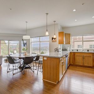 Corner Unit With Sprawling Deck And Views Unit 204 Appartement West Kelowna Exterior photo