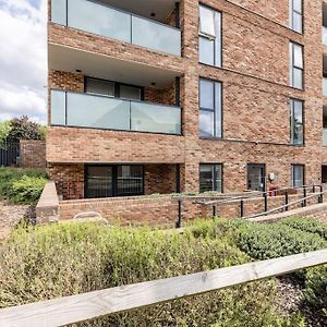 Stylish & Comfortable Top-Floor Flat In Harrow Appartement Londen Exterior photo