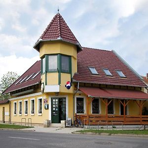 Aliz Vendeghaz Hotel Bekescsaba Exterior photo