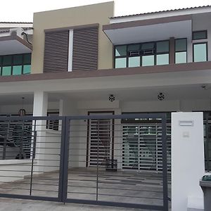 F.A Guesthouse Pasir Gudang Exterior photo