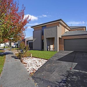 Modern Pakenham Family Home Near Lakeside Exterior photo