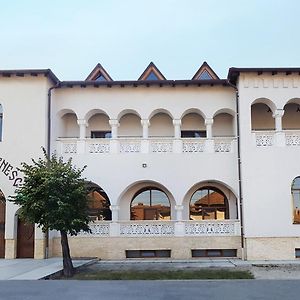 Hanul Brancovenesc Hotel Sambata de Jos Exterior photo