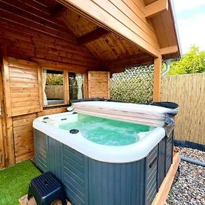 Cozy Chalet With Garden And Jacuzzi Near Amsterdam Villa Vijfhuizen Exterior photo