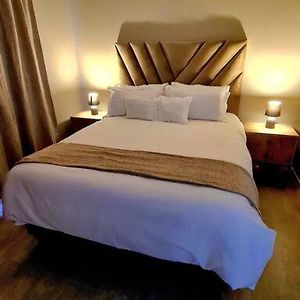 Cozy 1-Bed Apartment In Gaborone Exterior photo