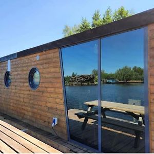 A Nice Tiny House On The Water Hotel Lisserbroek Exterior photo