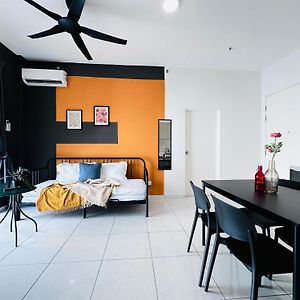 New The Sun Homestay At Sg Nibong Nearby Queensbay Or Pisa Or Ftz Bayan Lepas Heng Exterior photo