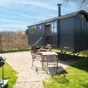 Baanone Shepherds Hut Hotel Wimborne Minster Exterior photo