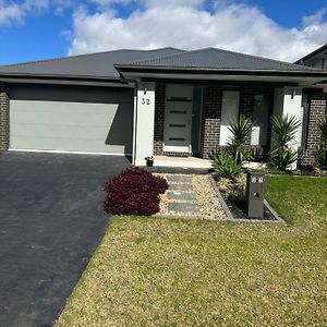 4 Bedrooms Beautiful Home Narellan Exterior photo