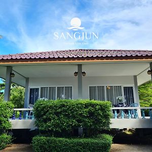 Sangjun On Beach Resort Bang Saphan Exterior photo