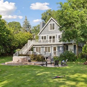 Lakefront Getaway- Hot Tub, Firepit & Fireplaces! Home Shoreview Exterior photo