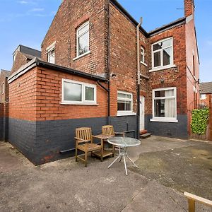 Pass The Keys 3-Bed Home In Lively Levenshulme Village - Sleeps 5, Ideal For Families & Groups Manchester Exterior photo